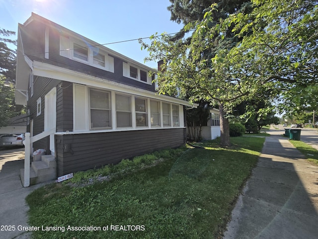 812 Westmoreland Ave, Lansing, MI 48915 - view of front of house featuring a front yard