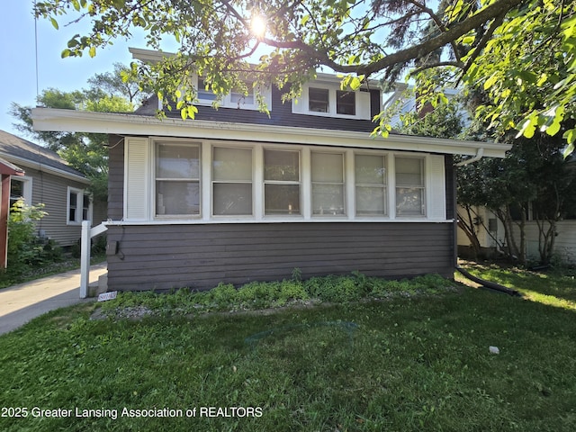 812 Westmoreland Ave, Lansing, MI 48915 - bungalow featuring a front lawn