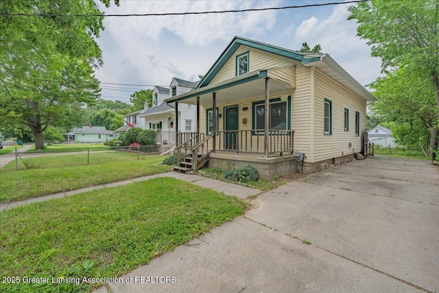 629 Emily Ave, Lansing, MI 48910 - view of front of home with a porch and a front lawn