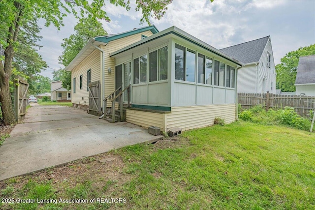 629 Emily Ave, Lansing, MI 48910 - view of front of home with a sunroom and entry steps