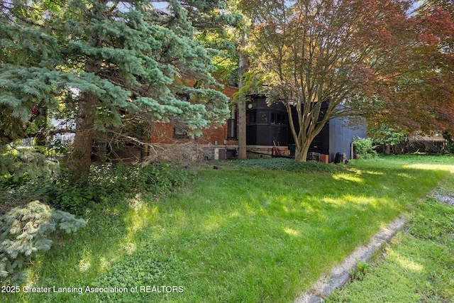 1035 N Capitol Ave, Lansing, MI 48906 - view of grassy yard