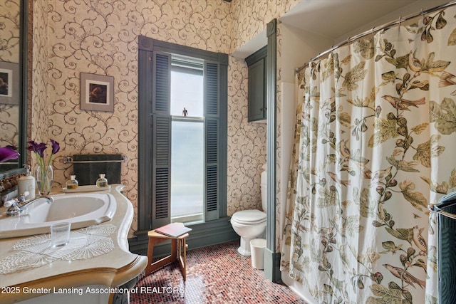 1035 N Capitol Ave, Lansing, MI 48906 - full bathroom with wallpapered walls, vanity, and a shower with curtain