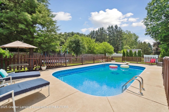 2020 Sunset Dr, Owosso, MI 48867 - view of swimming pool with a patio area and a fenced backyard
