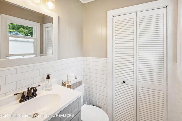 515 N Fairview Ave, Lansing, MI 48912 - half bath featuring a closet, tile walls, and vanity