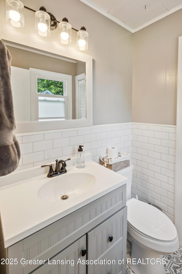 515 N Fairview Ave, Lansing, MI 48912 - half bath with tile walls, vanity, and crown molding
