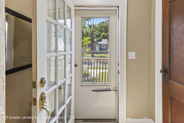 2335 Harding Ave, Lansing, MI 48910 - entryway with a textured wall