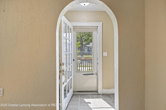 2335 Harding Ave, Lansing, MI 48910 - entryway featuring a textured wall and arched walkways