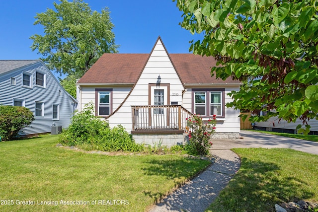 2335 Harding Ave, Lansing, MI 48910 - view of front facade with a front lawn and roof with shingles