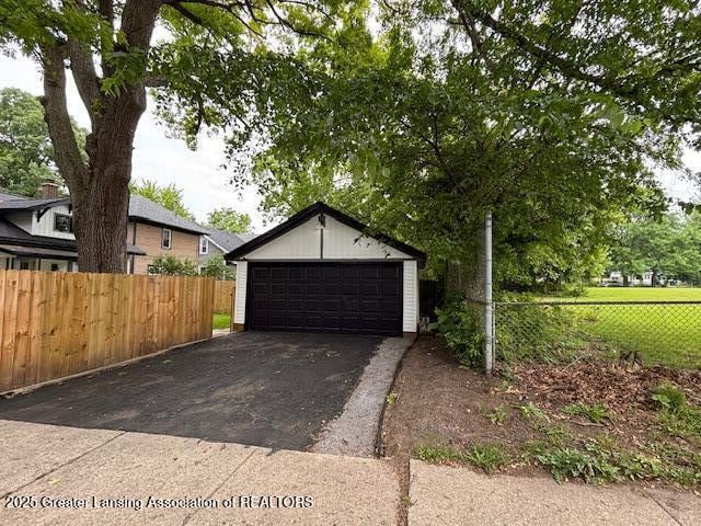 1041 Parker St, Lansing, MI 48912 - view of detached garage
