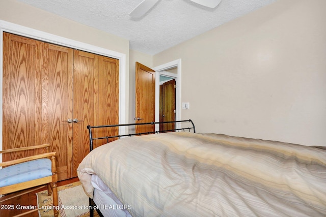 1603 Roseland Ave, East Lansing, MI 48823 - bedroom featuring a textured ceiling, ceiling fan, and a closet