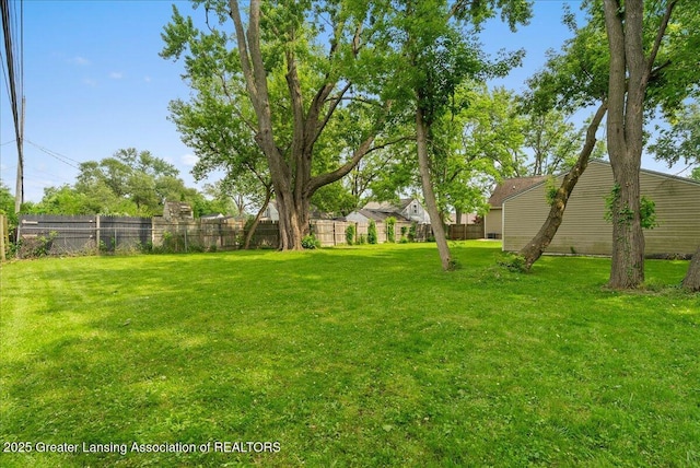 2914 W Holmes Rd, Lansing, MI 48911 - view of yard