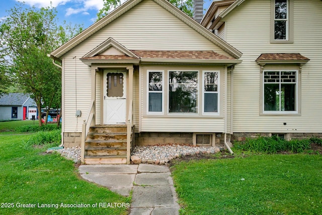 301 E Emerson St, Ithaca, MI 48847 - view of front of property with entry steps and a front yard