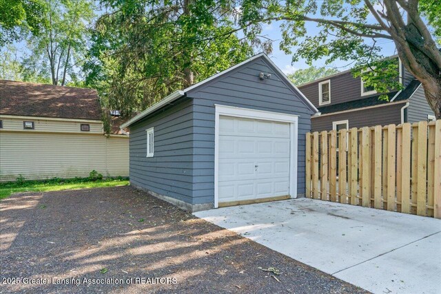 952 Sunset Ln, East Lansing, MI 48823 - detached garage featuring driveway