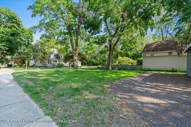 952 Sunset Ln, East Lansing, MI 48823 - view of yard