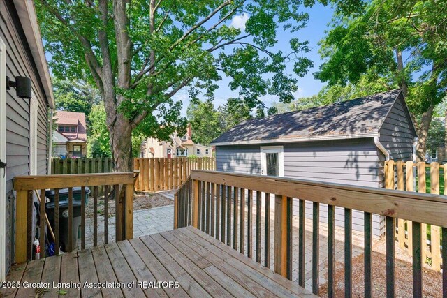 952 Sunset Ln, East Lansing, MI 48823 - deck with a fenced backyard