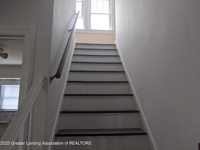 542 Riley St, Lansing, MI 48910 - view of staircase