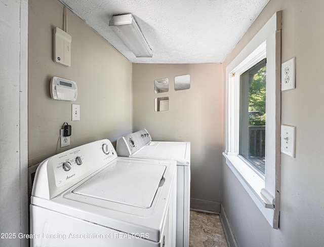 1407 W Ionia St, Lansing, MI 48915 - laundry area with separate washer and dryer and a textured ceiling
