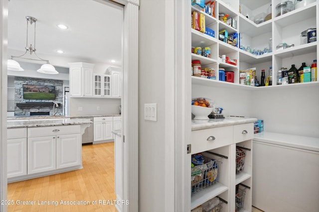 4700 Canyon Trl, Lansing, MI 48917 - pantry with a sink