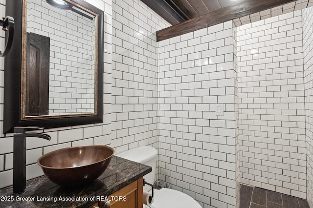 4700 Canyon Trl, Lansing, MI 48917 - bathroom featuring tile walls, vanity, and a tile shower