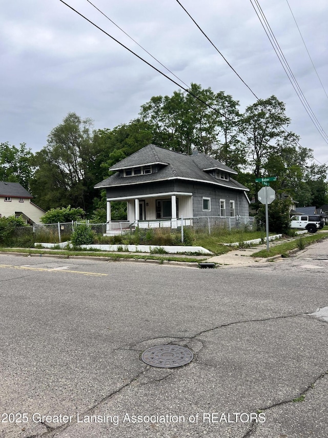909 Baker St, Lansing, MI 48910 - view of front facade with a porch and roof with shingles