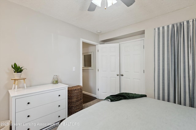 1539 Jacqueline Dr, Holt, MI 48842 - bedroom featuring a textured ceiling, ceiling fan, and a closet