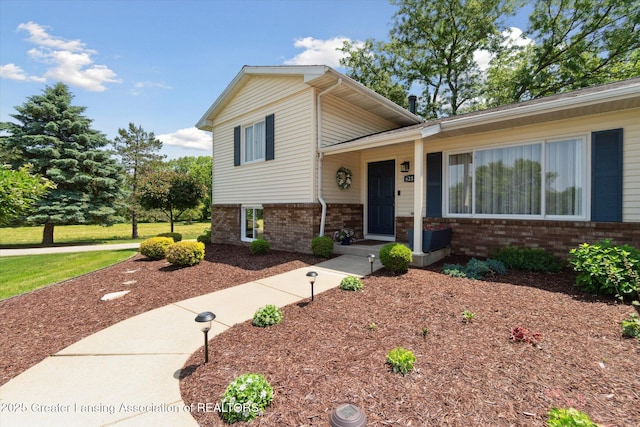 6252 N River Hwy, Grand Ledge, MI 48837 - split level home featuring brick siding