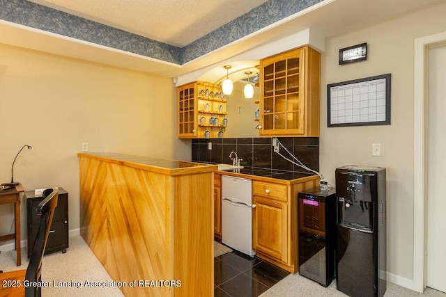 4001 Sierra Hts, Holt, MI 48842 - indoor wet bar with refrigerator and backsplash