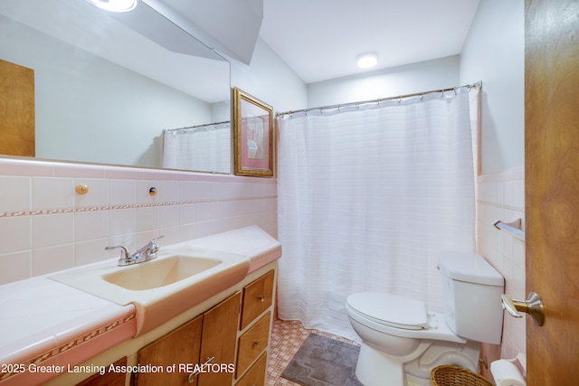 425 S Holmes St, Lansing, MI 48912 - full bath featuring tile walls, vanity, and curtained shower
