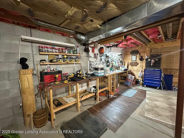 10886 SE Gillow Rd, Fife Lake, MI 49633 - bar with a workshop area