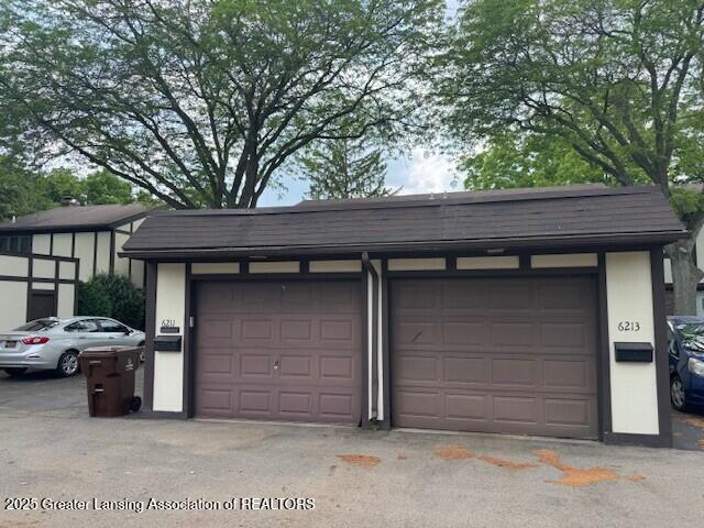 6211 Cobblers Dr, East Lansing, MI 48823 - view of garage