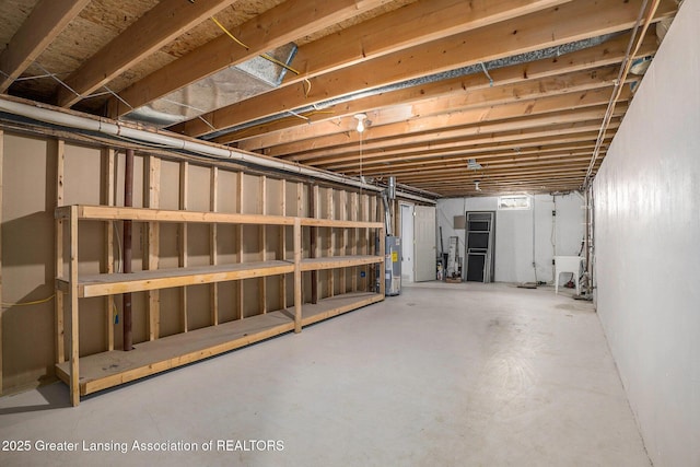 5800 Bent Tree Dr, East Lansing, MI 48823 - unfinished below grade area featuring gas water heater