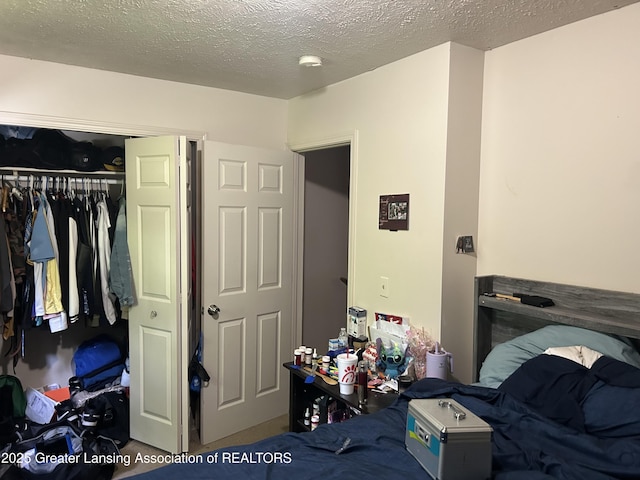 410 W Maple St, Lansing, MI 48906 - bedroom featuring a closet and a textured ceiling