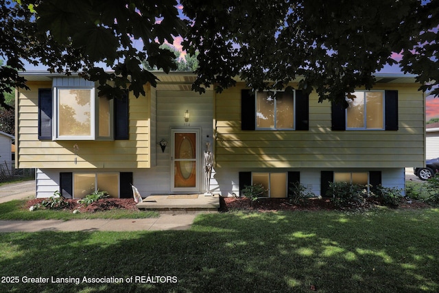 314 Scarlet Oak Ln, Perry, MI 48872 - bi-level home featuring a front lawn