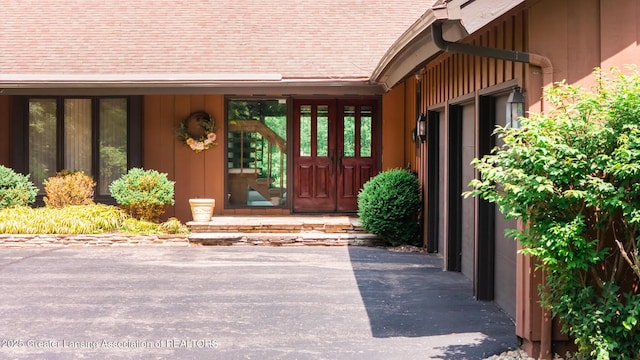280 Winterberry Ln, Okemos, MI 48864 - property entrance featuring a shingled roof