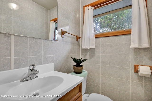 528 Thomas L Pkwy, Lansing, MI 48917 - half bath with tile walls and vanity