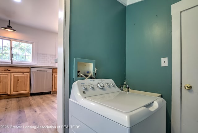 6631 Springport Rd, Jackson, MI 49201 - laundry area featuring washer / clothes dryer and light wood-style flooring