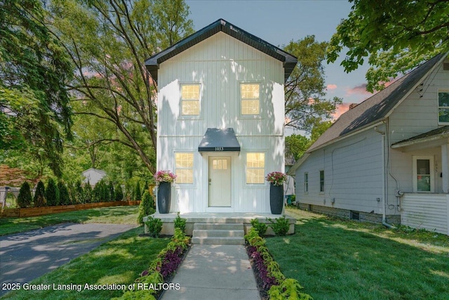 1033 May St, Lansing, MI 48906 - view of front of house featuring a front yard