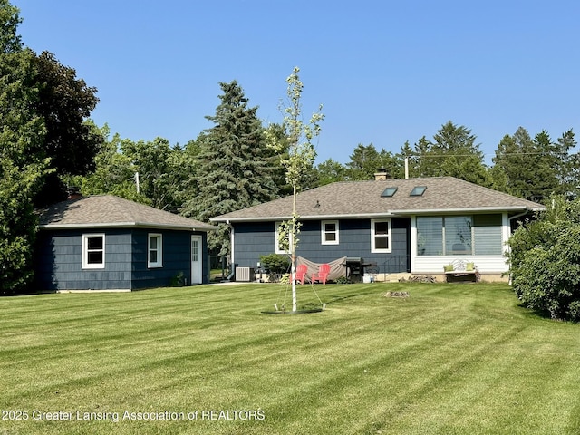 943 Lantern Hill Dr, East Lansing, MI 48823 - back of property featuring a yard and roof with shingles
