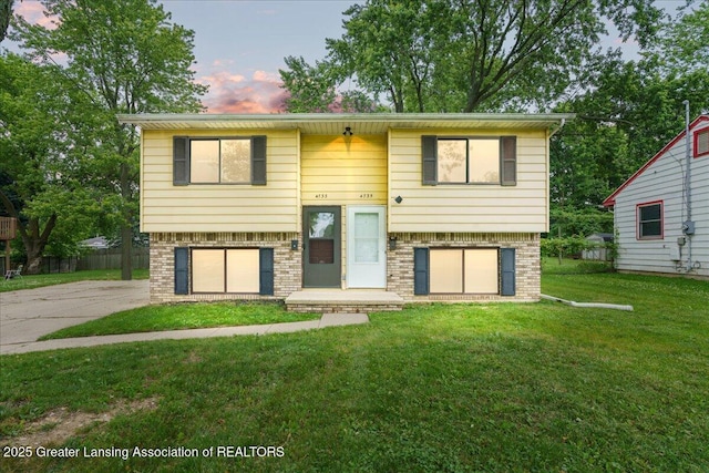 4733 S Pennsylvania Ave, Lansing, MI 48910 - raised ranch featuring brick siding and a front yard