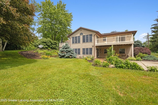 888 S Waverly Rd, Eaton Rapids, MI 48827 - rear view of property featuring a lawn