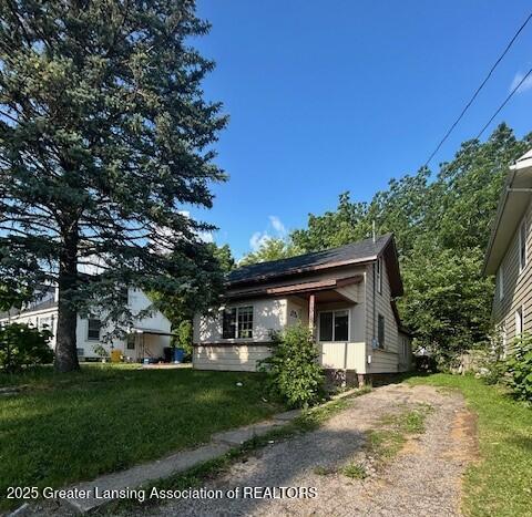 1318 Massachusetts Ave, Lansing, MI 48906 - view of front facade with a front lawn and dirt driveway