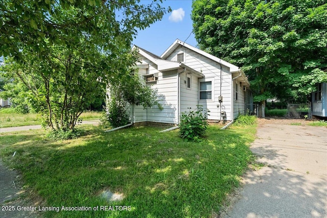 952 Leslie St, Lansing, MI 48912 - view of front of property with a front lawn