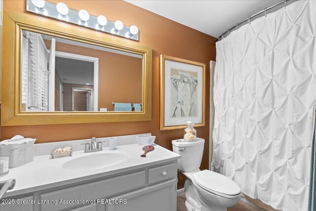 1122 Farwood Dr, East Lansing, MI 48823 - bathroom with vanity and curtained shower