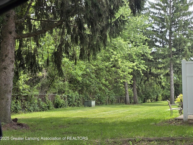 1755 Maisonette Dr, Lansing, MI 48911 - view of yard