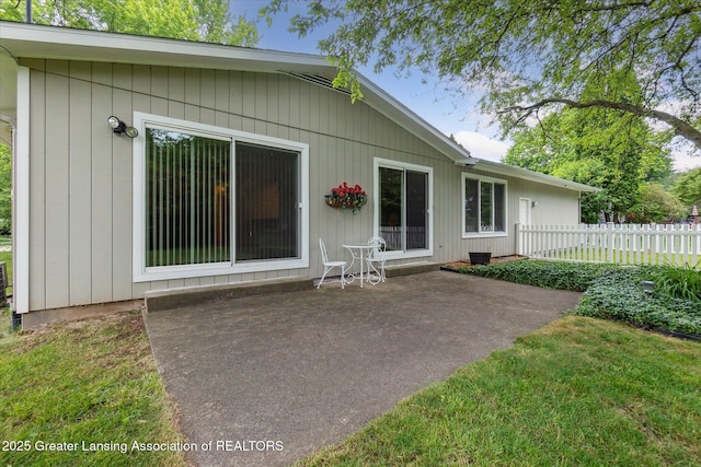 2130 Belding Ct, Okemos, MI 48864 - back of property with a patio