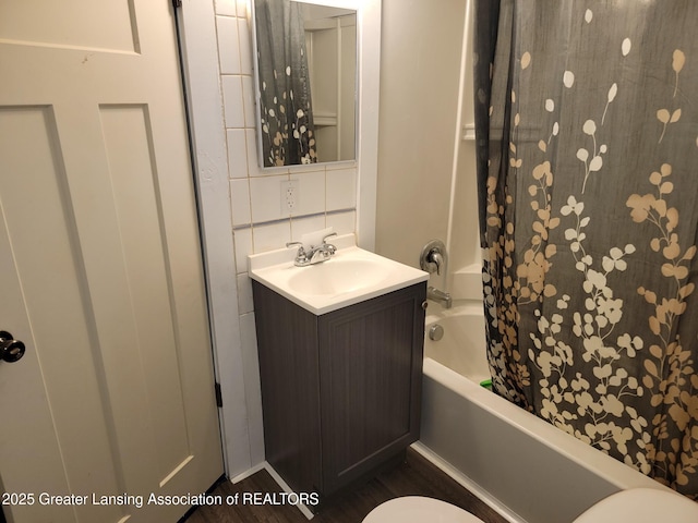 1201 Climax St, Lansing, MI 48912 - full bath featuring vanity and shower / bath combo