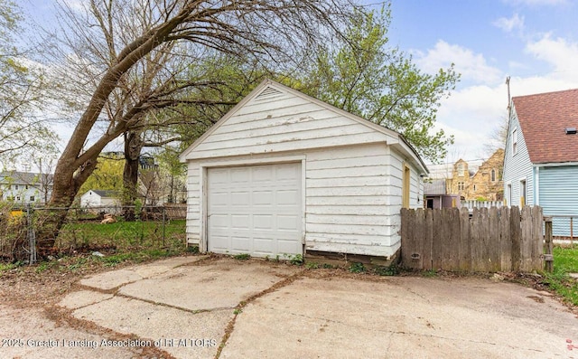 1017 W Oakland Ave, Lansing, MI 48915 - detached garage with driveway
