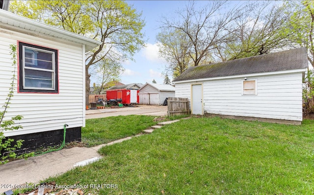 1017 W Oakland Ave, Lansing, MI 48915 - view of yard featuring an outbuilding