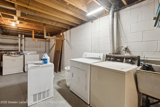 1117-1119 Blake Ave, Lansing, MI 48912 - laundry room with separate washer and dryer