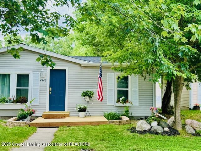4340 Balmoral Dr, Lansing, MI 48911 - view of front of house with a front lawn